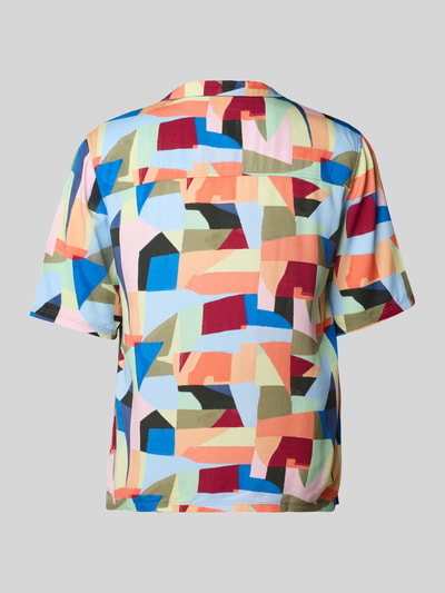 Männermodel trägt Relaxed Fit Freizeithemd aus reiner Viskose von Shiwi, asymmetrisches Design, bunt, kurzärmelig, Ganzkörperansicht Rückansicht.