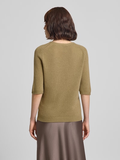 Frauenmodel trägt Slim Fit Oberteil mit Kaschmir-Anteil von Luisa Cerano in Olivgrün, Strick-Optik, Halbarm, Ganzkörperansicht Rückansicht.