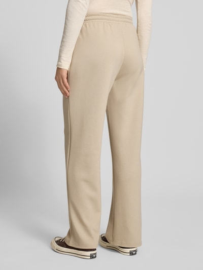 Frauenmodel trägt Regular Fit Sweatpants mit Viskose-Anteil Modell 'TALIA' von Pieces, unifarben, elastischer Bund, Material-Mix, Ganzkörperansicht Rückansicht.