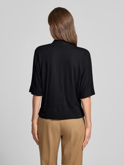 Vrouwenmodel draagt Relaxed Fit 3/4-shirt uit viscose-mix model 'Sinse' van OPUS in zwart met gladde textuur, dames 3/4-shirt, totaalbeeld achterkant.