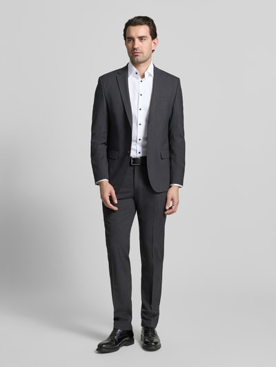 Männermodel trägt Regular Fit Business Hemd aus Baumwolle mit Kentkragen von Christian Berg Men, weiß, glatte Textur, Ganzkörperansicht von vorne.