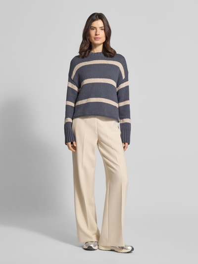 Frauenmodel trägt Regular Fit Strickpullover aus Baumwoll-Mix von Marc O'Polo, unifarben gestreift, Rundhals, langarm, Grobstrick, Ganzkörperansicht von vorne
