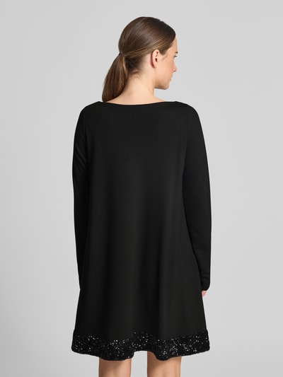 Frauenmodel trägt Minikleid aus Viskose-Mix mit Pailletten von Emporio Armani, A-Linie, Schwarz, Rückenlänge 85 cm, Ganzkörperansicht Rückansicht.
