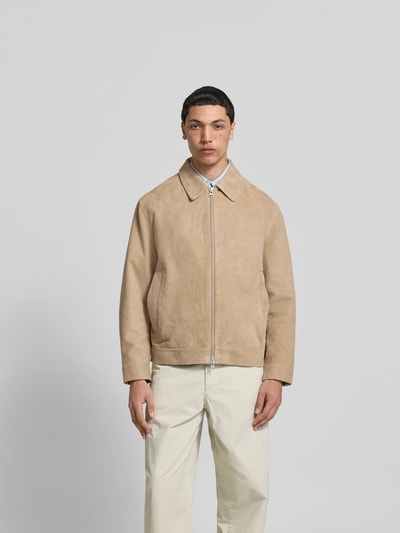 Männermodel trägt Regular Fit Jacke aus echtem Ziegenleder von ANNARR in Beige mit Umlegekragen, Eingrifftaschen, Zweiwege-Reißverschluss, Ganzkörperansicht von vorne.
