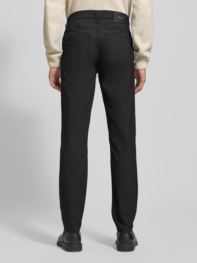 Männermodel trägt Stoffhose mit 5-Pocket-Design Modell 'Cadiz' von Brax in Schwarz, Baumwoll-Mix mit Stretch-Anteil, Gerader-Schnitt, Ganzkörperansicht Rückansicht