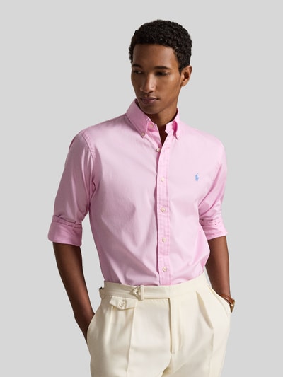 Männermodel trägt Regular Fit Freizeithemd aus reiner Baumwolle von Polo Ralph Lauren in Optik: Unifarben, Ganzkörperansicht von vorne.