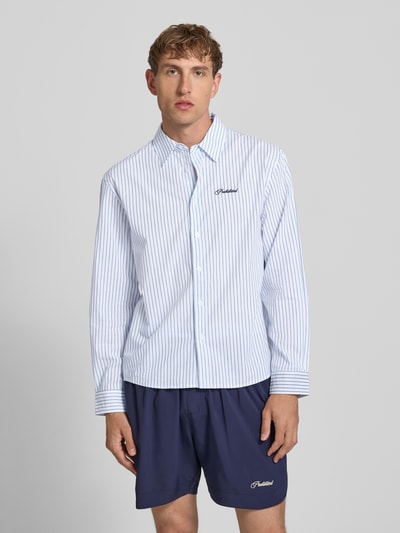 Männermodel trägt Regular Fit Freizeithemd mit Kentkragen und Label-Stitching von PROHIBITED, Reine Baumwolle, Allover-Look, Ganzkörperansicht von vorne.