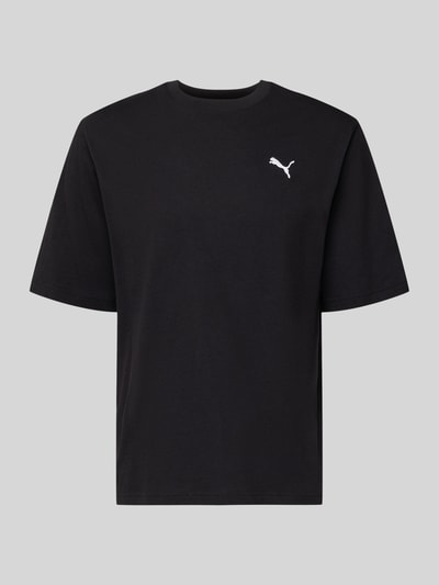Produktfoto, schwarzes T-Shirt mit Rundhalsausschnitt von PUMA PERFORMANCE, weißes Logo, Relaxed Fit, reine Baumwolle, neutrale Oberfläche
