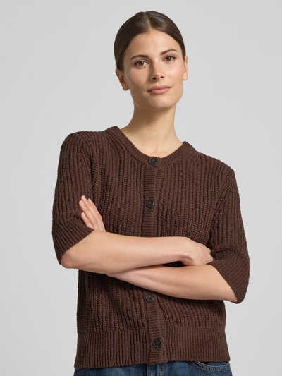 Frauenmodel trägt Strickshirt mit 1/2-Arm Modell 'Donousa' von OPUS in Braun, Regular-Fit, Rundhalsausschnitt, Knopfleiste, Nahaufnahme Oberkörper. Rückenlänge bei Größe 36: 60 cm, Ärmellänge: 36 cm. Textur grob gestrickt.