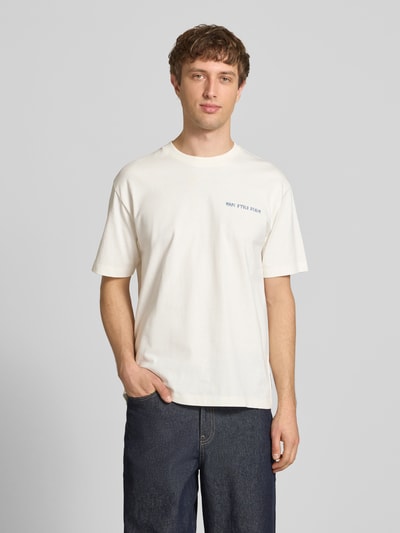 Männermodel trägt Relaxed Fit T-Shirt aus reiner Baumwolle von Marc O'Polo Denim in Weiß mit Label Print, Rundhals, kurzarm, Ganzkörperansicht von vorne.