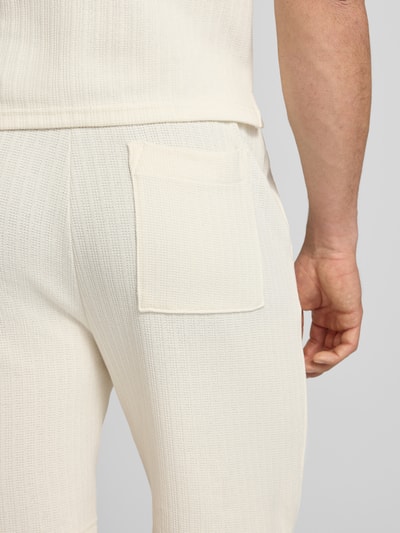 Männermodel trägt Regular Fit Bermudas aus strukturiertem Material Modell 'TREY LIFE' von Only & Sons, Optik: Unifarben, Nahaufnahme Rückansicht.