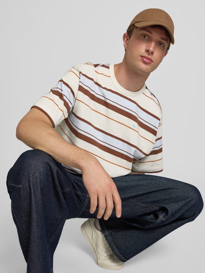 Männermodel trägt Regular-Fit T-Shirt aus reiner Baumwolle Modell 'KX1267' von adidas Originals, Herren T-Shirt, Streifenmuster, Nahaufnahme Oberkörper.