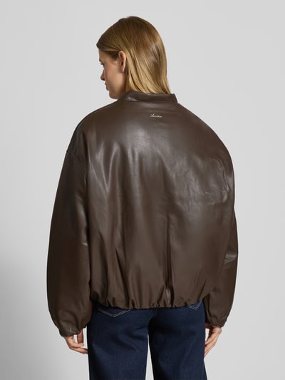 Frauenmodel trägt Bomberjacke aus Kunstleder mit Reißverschluss von ANOTHER COTTON LAB in Braun, Relaxed-Fit, Rückenansicht, Kontext: Damen Bomberjacke, Stehkragen, Eingrifftaschen, Rückenlänge Größe S 64 cm, Schulterbreite 43 cm, Brustweite 67 cm, Ärmellänge 57 cm.