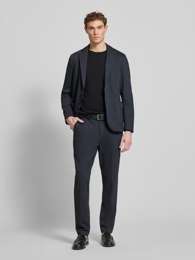 Männermodel trägt Slim Fit Anzughose mit Viskose-Anteil Modell 'P-GENIUS-JCWWGPK261F' von BOSS, meliert, Ganzkörperansicht von vorne.