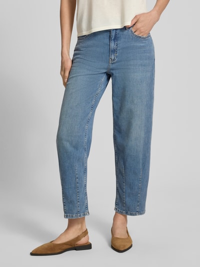 Frauenmodel trägt Straight Fit Jeans mit verkürzter Passform Modell 'Melly' von OPUS PANTS aus Baumwoll-Mix, 5-Pocket-Design, Ganzkörperansicht von vorne.