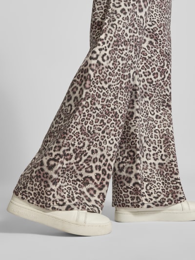 Mädchen trägt Wide Fit Jeans mit Allover-Animal-Print von Marc Cain, elastyczna bawełna, 5 kieszeni, szerokość w rozmiarze 36: 37 cm, długość wewnętrzna: 83 cm, detalaufnahme