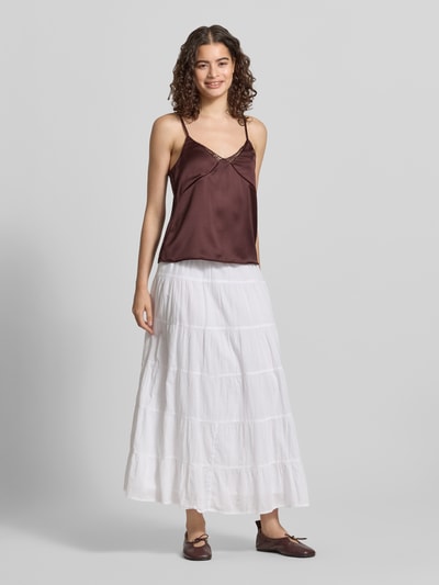 Frauenmodel trägt Regular Fit Trägertop mit Spitzenbesatz Modell 'RAYA' von Only, Optik: Unifarben, V-Ausschnitt, Satin, Ganzkörperansicht von vorne.