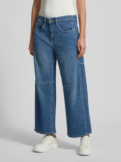 Vrouwenmodel draagt Jeans met 5-Pocket-Design Modell 'Ohio' van MAC, blauw, katoen-elastaanmix, los model, voorkant, heup-tot-voeten.