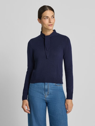 Frauenmodel trägt Regular Fit Pullover aus Woll-Mix mit Kaschmir-Anteil von Rich & Royal in Dunkelblau, Strick-Optik, Stehkragen, Ganzkörperansicht von vorne. Rückenlänge bei Größe S 51 cm, Ärmellänge 64 cm.