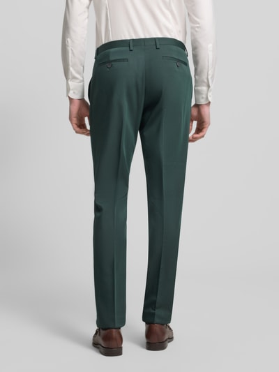 Männermodel trägt Regular Fit Stoffhose aus Satin von MCNEAL in Dunkelgrün mit Bügelfalten, Gesäßtaschen und Eingrifftaschen, Ganzkörperansicht Rückansicht. Bundweite 43 cm, Innenbeinlänge 82 cm, Haken- und Reißverschluss, Größe 50.