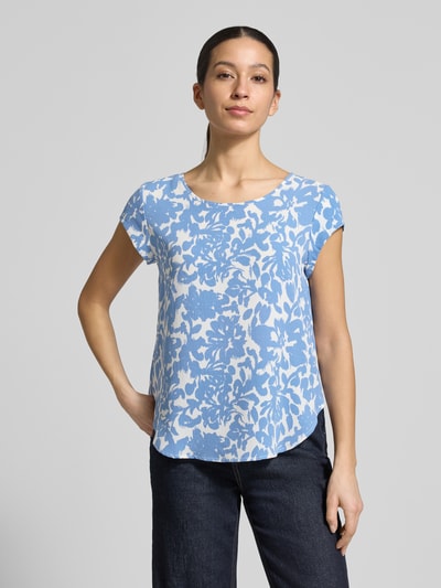 Kobiece model prezentuje Relaxed Fit Blusenshirt in Crêpe-Verarbeitung Modell 'VIC' od Only, efekt: wzór na całej powierzchni, dekolt w łódkę, krótkie rękawy, zamek błyskawiczny, zaokrąglone wykończenie, wykończenie materiału: krepa, całkowity widok z przodu.