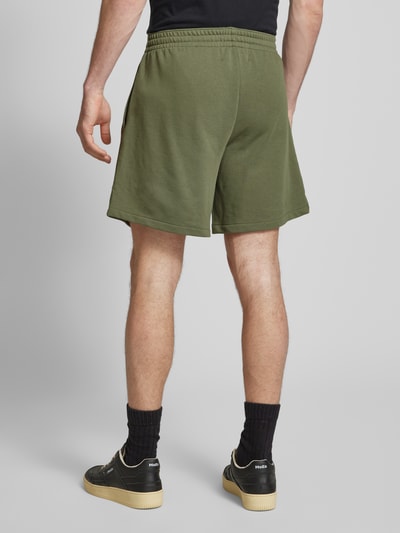 CHAMPION Relaxed fit sweatshorts met logobadge, model 'Sustainable' Olijfgroen - 5
