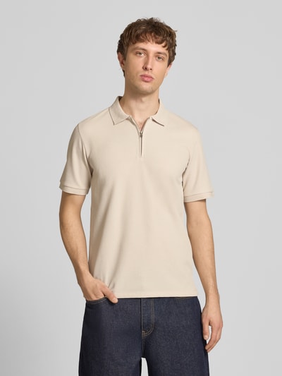 Mannenmodel draagt Regular Fit Poloshirt met rits model 'AUSTIN' van Jack & Jones, katoenmix met structuur, beige, vooraanzicht van het bovenlichaam.
