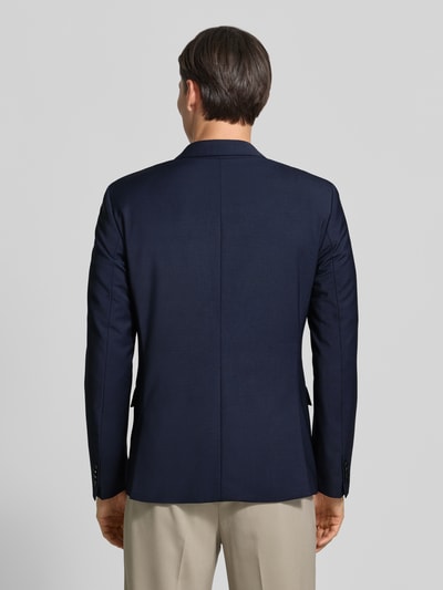 Männermodel trägt 2-Knopf-Sakko in unifarbenem Design von CK Calvin Klein in Dunkelblau, Baumwoll-Mix mit Stretch, Ganzkörperansicht Rückansicht.