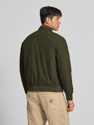 Männermodel trägt Bomberjacke mit Logo Modell 'BROOKLYN' von JACK & JONES in Olivgrün, glatte Struktur, Ganzkörperansicht Rückansicht. Regular Fit, Stehkragen, Reißverschluss, Rückenlänge 67 cm, Schulterbreite 49 cm, Brustweite 59 cm, Ärmellänge 66 cm.