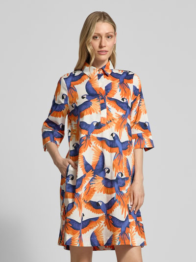 Frauenmodel trägt Knielanges Hemdblusenkleid im Allover-Look von Christian Berg Woman aus Reine Baumwolle, Gerader-Schnitt, Ganzkörperansicht von vorne.
