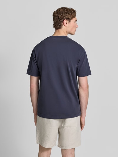 Männermodel trägt Relaxed Fit T-Shirt aus reiner Baumwolle von Marc O'Polo, Optik: Unifarben, Passform: Relaxed-Fit, Label-Schriftzug, Rundhals, Ärmelform: Kurzarm, Materialverarbeitung: Jersey, Material: Reine Baumwolle, Ganzkörperansicht Rückansicht.