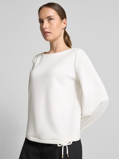 Modelka nosi Relaxed Fit Sweatshirt aus Viskose-Mix von s.Oliver BLACK LABEL, kolor biały, gładka tekstura, zawiązanie na dole, zbliżenie na górną część ciała, widok z przodu.