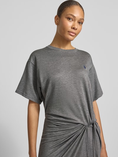 Frauenmodel trägt körpernahes Freizeitkleid aus Lyocell-Mix von Polo Ralph Lauren in meliertem Grau mit Logo-Stitching, Nahaufnahme Oberkörper.