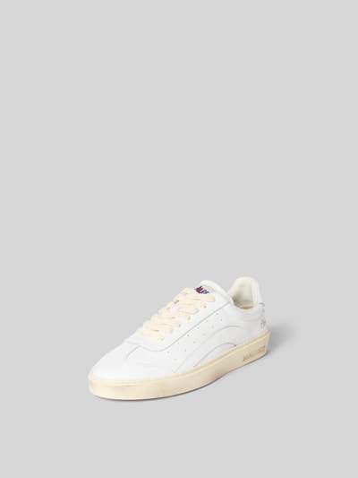 Produktfoto, Sneaker mit Label-Detail von Dsquared2 in Weiß, abgerundete Spitze, strukturierte Sohle, Schnürverschluss, beige Akzente.
