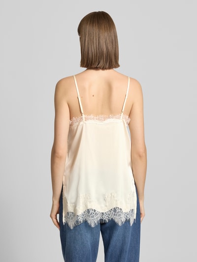 Frauenmodel trägt Spitzentop mit verstellbaren Spaghettiträgern von Gina Tricot, Material-Mix mit Stretch-Anteil, Straight Fit, Spitze, Rückenlänge bei Größe S: 45 cm, Ganzkörperansicht Rückansicht.