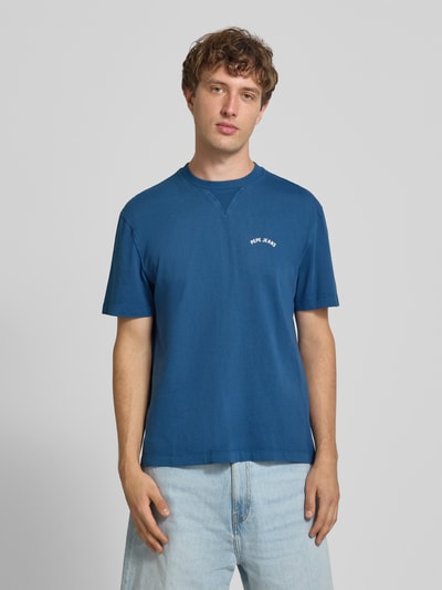 Männermodel trägt Regular Fit T-Shirt aus reiner Baumwolle Modell 'John Tee' van Pepe Jeans in blauw, heren t-shirt, ganzkörperansicht von vorne.