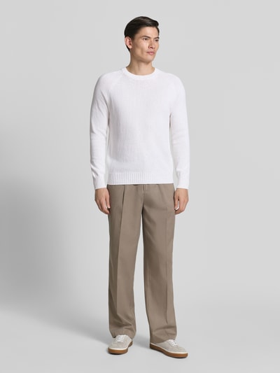Männermodel trägt Strickpullover aus Baumwoll-Kaschmir-Mix mit Rundhalsausschnitt von GRAN SASSO in Weiß, Bouclé-Optik, Slim-Fit, Ganzkörperansicht von vorne. Rückenlänge 68 cm, Ärmellänge 68 cm bei Größe 50.