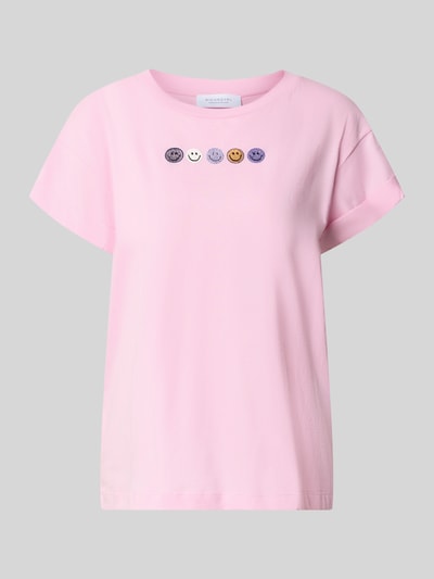 Produktfoto, Relaxed Fit T-Shirt aus reiner Baumwolle von Rich & Royal in Rosa mit Ziersteinen und fixierten Ärmelumschlägen auf grauem Hintergrund