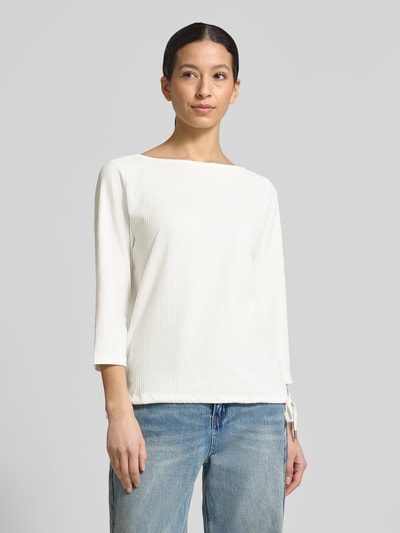 Frauenmodel trägt Regular Fit Blusentop mit Allover-Muster von s.Oliver RED LABEL in Unifarbe, Musselin, U-Boot-Ausschnitt, Ganzkörperansicht von vorne.
