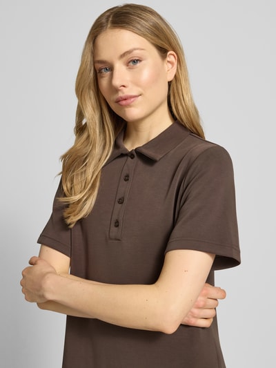 Kobiece model nosi Polokleid mit Knopfleiste Modell 'Helle' von My Essential Wardrobe, mieszanka materiałów z dodatkiem wiskozy, prosty krój, sukienka midi, listwa guzikowa, kolor brązowy, szerokość w rozmiarze S: 54 cm, długość rękawów w rozmiarze S: 23 cm, długość tyłu w rozmiarze S: 126 cm; zbliżenie na górną część ciała z przodu.