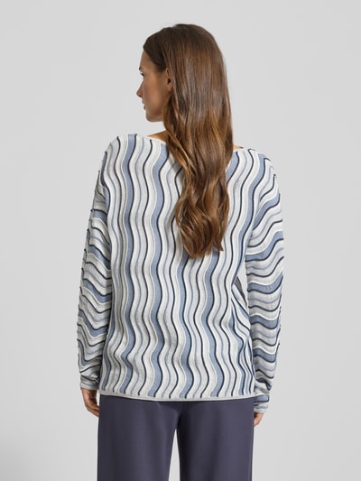Kobiece modelka nosi Sweter z dzianiny Loose Fit Strickpullover aus Baumwoll-Mix od s.Oliver BLACK LABEL, efekt: wielokolorowy, krój loose fit, wyhaftowane logo, okrągły dekolt, długi rękaw, zakończenia prążkowane, mieszanka bawełny, widok całej sylwetki z tyłu.