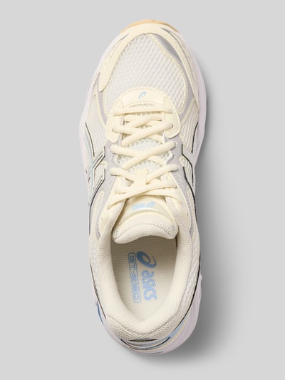 Produktfoto, Sneaker mit Label-Detail von ASICS TIGER in Creme mit Material-Mix, abgerundeter Passform, strukturierter Sohle, Label-Detail, Schnürverschluss, Absatzhöhe 4 cm, Schafthöhe und -weite je 8 cm, Oberflächenmix aus Mesh und Glattleder, Draufsicht