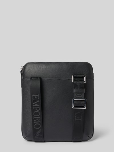 Produktfoto, Umhängetasche mit Logo-Applikation in Leder-Optik von Emporio Armani, schwarz, rechteckig, feine Struktur, silberne Details