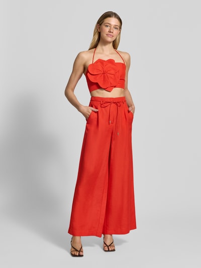 Frauenmodel trägt Wide Leg Hose aus Leinen-Viskose-Mix Modell 'Myla' von Forever New, leuchtend rot, Damen HOSE, Ganzkörperansicht von vorne. Bindegürtel, Bundweite 36 cm, Innenbeinlänge 77 cm.