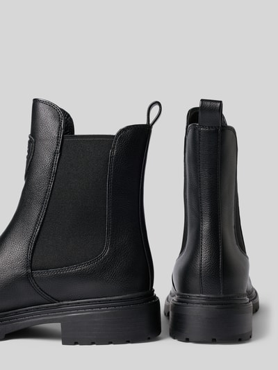 Produktfoto, Stiefeletten mit elastischen Einsätzen Modell 'ELLIS' von Blauer USA, schwarze Lederschuhe mit profilierter Sohle und abgerundeter Spitze, sichtbares Label-Detail, strukturierte Oberfläche, Kontext: Absatzhöhe 4 cm, Schafthöhe 17 cm, Schaftweite 12 cm.