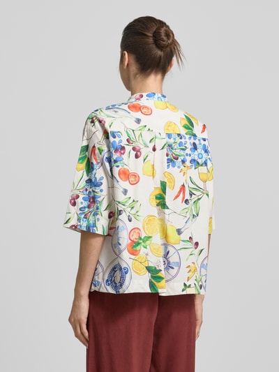 Vrouwenmodel draagt blouse met maokraag en 3/4-mouw van Emily Van den Bergh, puur katoen, loose fit, knoopsluiting, ruglengte maat 36: 60 cm, mouwlengte maat 36: 35 cm, kleurrijk fruitmotief, rechte vormen, gladde textuur. Ganzkörperansicht Rückansicht.