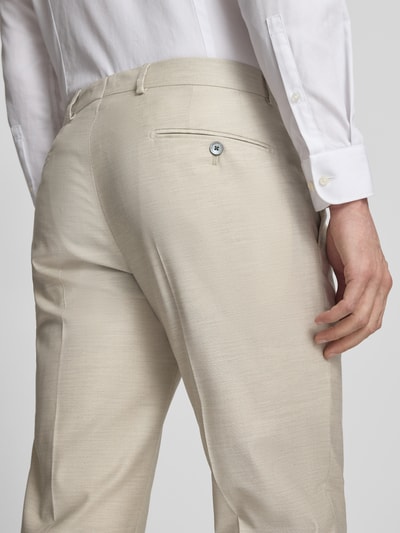 Männermodel trägt Hose aus Schurwoll-Mix Modell 'Blayr' von JOOP! Collection in Beige mit Bügelfalten, Slim Fit, Detailaufnahme Rückansicht.