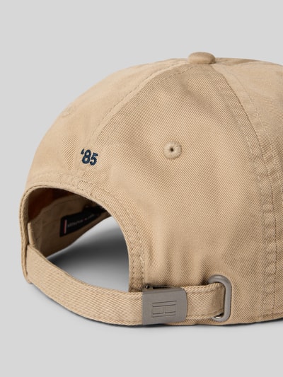 Männermodel trägt Basecap aus reiner Baumwolle von Tommy Hilfiger in Optik: Unifarben mit Logo-Stitching, verstellbarer Riegel, Denim, Ganzkörperansicht Rückansicht.
