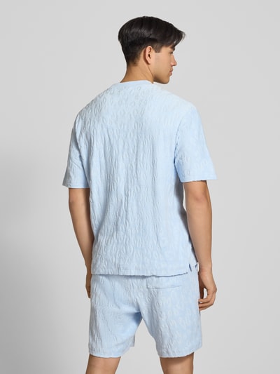 Männermodel trägt Regular Fit T-Shirt aus Frottee von Hugo Blue in Optik: Unifarben, reine Baumwolle, Ganzkörperansicht Rückansicht.