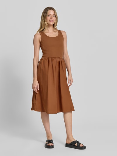 Kobiece modelka nosi Knielanges Kleid im 2-in-1-Look od Soyaconcept, bawełna, linia a, długość do kolan, okrągły dekolt, brązowy, długość tyłu w rozmiarze s: 100 cm, szerokość w rozmiarze s: 33 cm, widok całej sylwetki z przodu